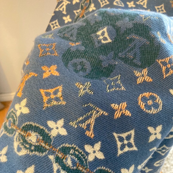 Louis Vuitton Monogram Wrap/Shawl, OS - Picture 9 of 9